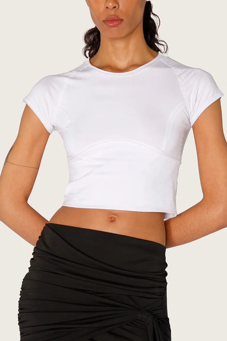 Remera blanca con recortes en delantero y espalda, manga raglán y detalles metálicos de Sofia Sarkany en Remeras para argentina