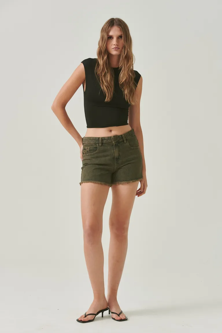 Remera sin mangas de diseño moderno y ajustado en color negro de Sweet en Remeras para argentina