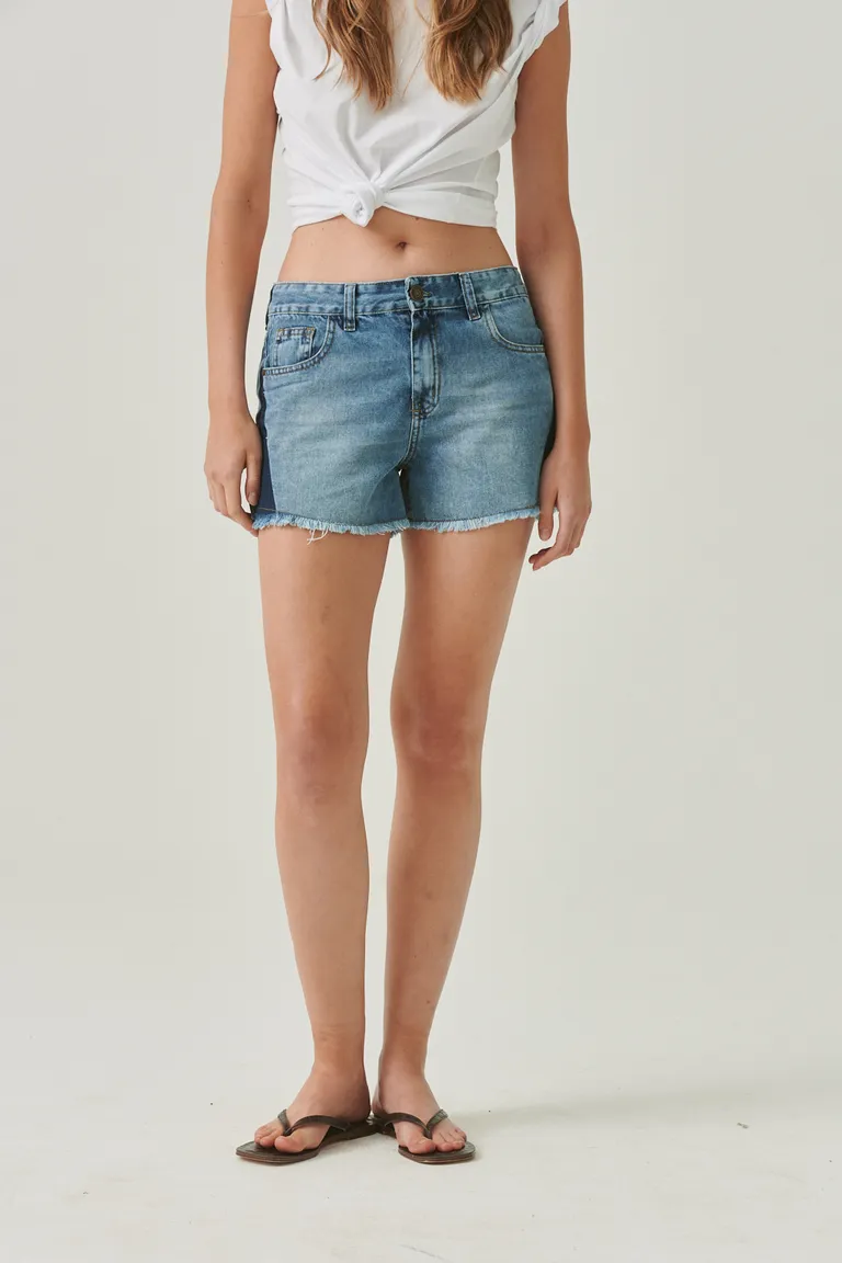 Short de mezclilla azul con diseño desflecado y costuras en contraste de Sweet en Shorts para argentina