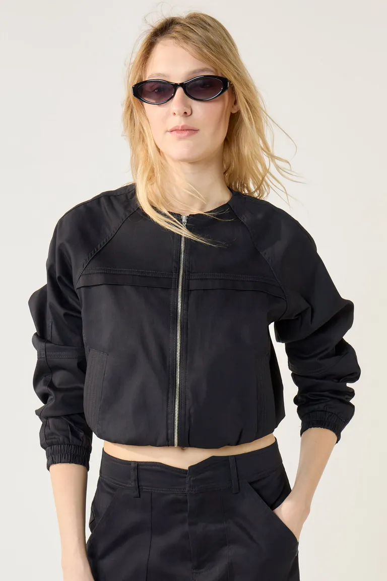 Chaqueta negra de diseño contemporáneo y estilo refinado de Cuesta Blanca en Chaquetas para argentina