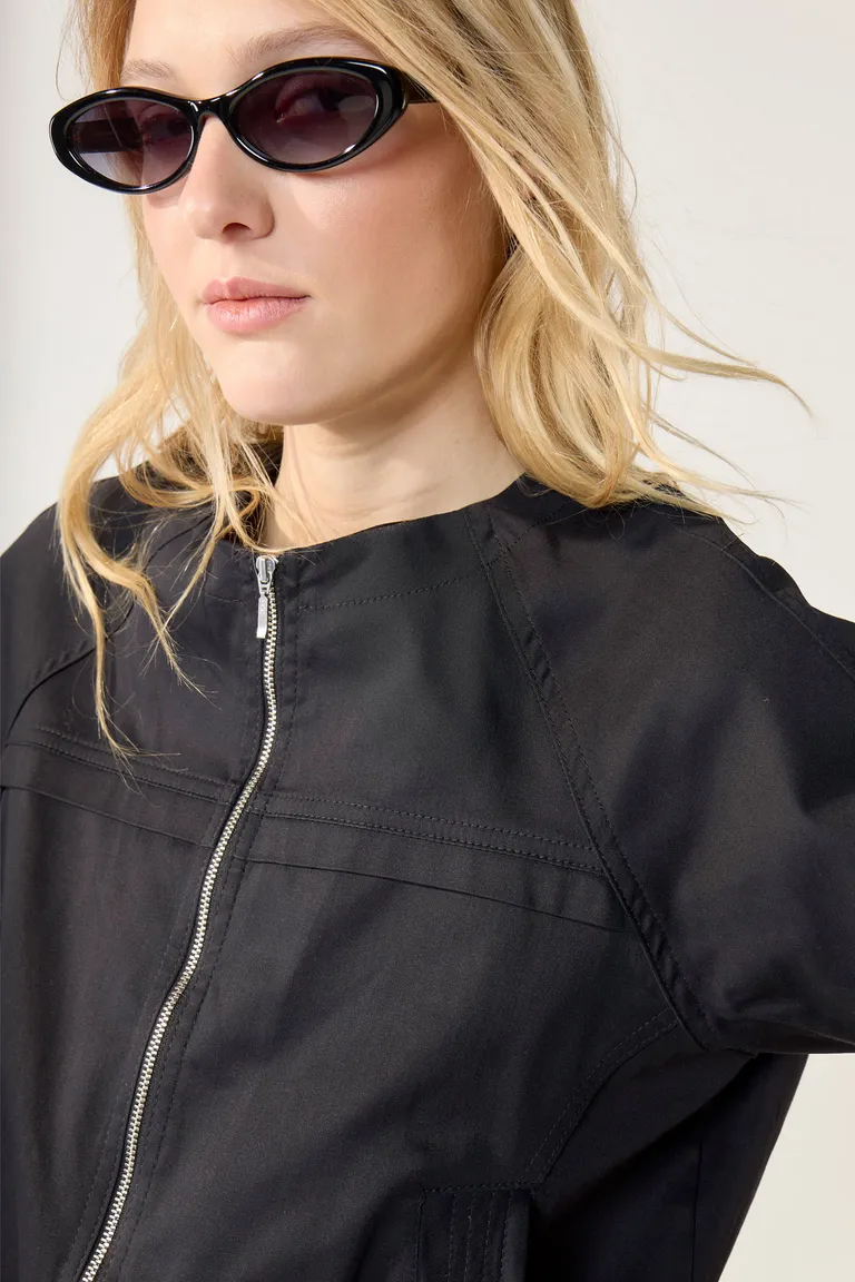 Chaqueta negra de diseño contemporáneo y estilo refinado de Cuesta Blanca en Chaquetas para argentina