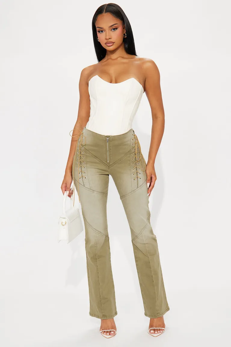 Pantalón flare it girl salvia de Fashion Nova en Pantalones para argentina
