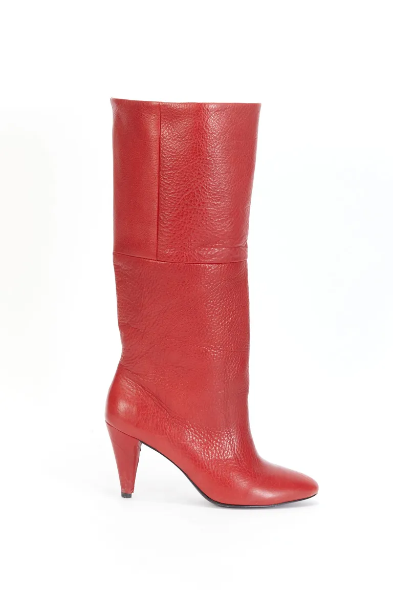 Bota de cuero roja de caña ancha y largo medio con detalles de remaches y tientos de Maria Cher en Botas y Botinetas para argentina