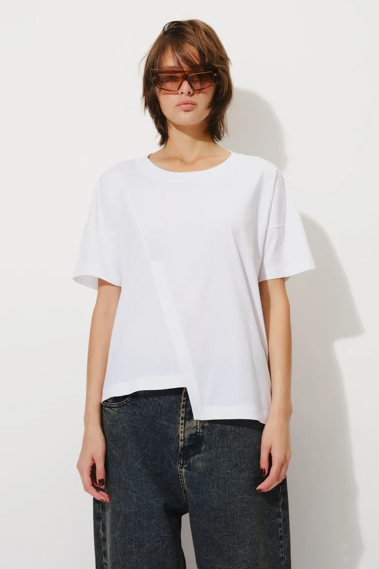 Remera con cuello redondo, mangas cortas, recorte diagonal delantero y tajos laterales de Mishka en Remeras para argentina