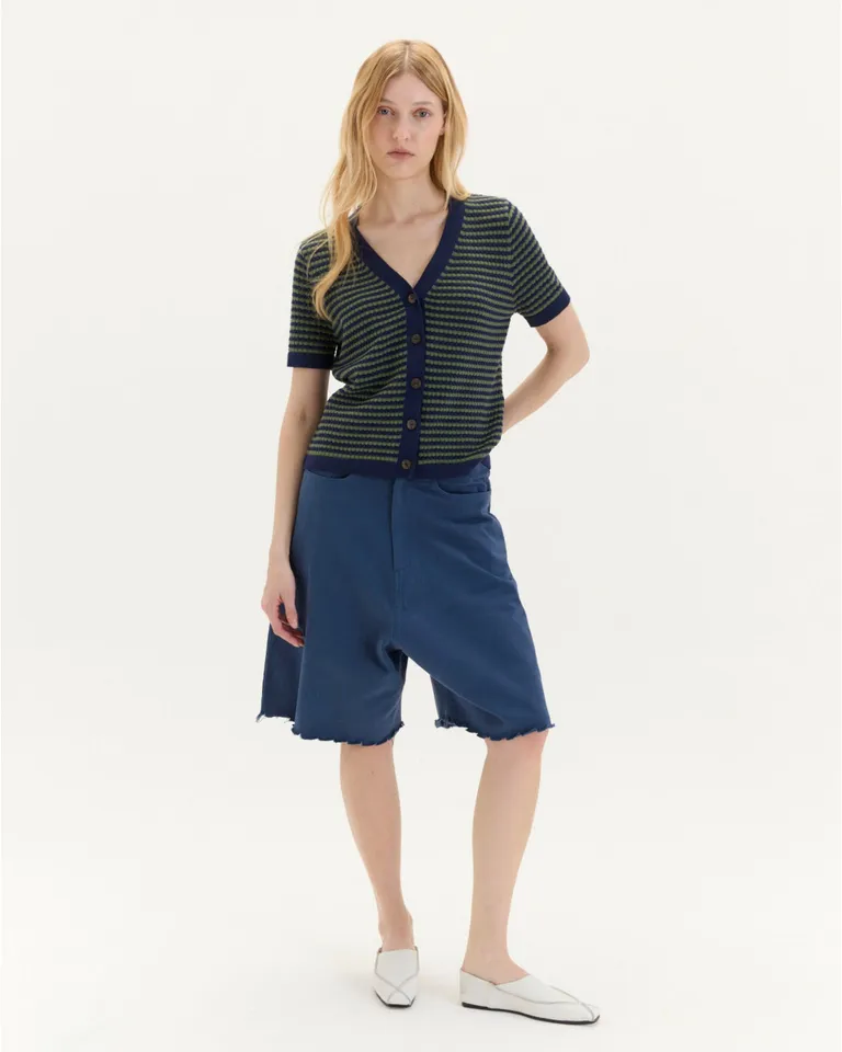 Remera de Rayas Bicolores con Cartera Frontal y Escote en V de Blue Sheep en Remeras para argentina