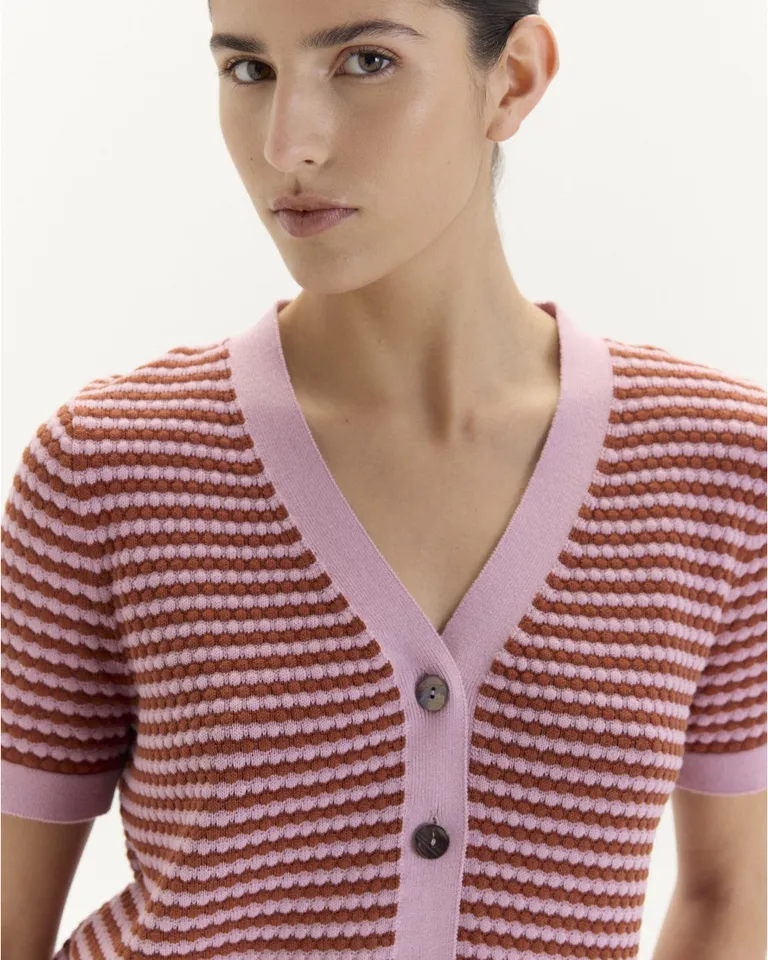 Remera de Rayas Bicolores con Cartera Frontal y Escote en V de Blue Sheep en Remeras para argentina