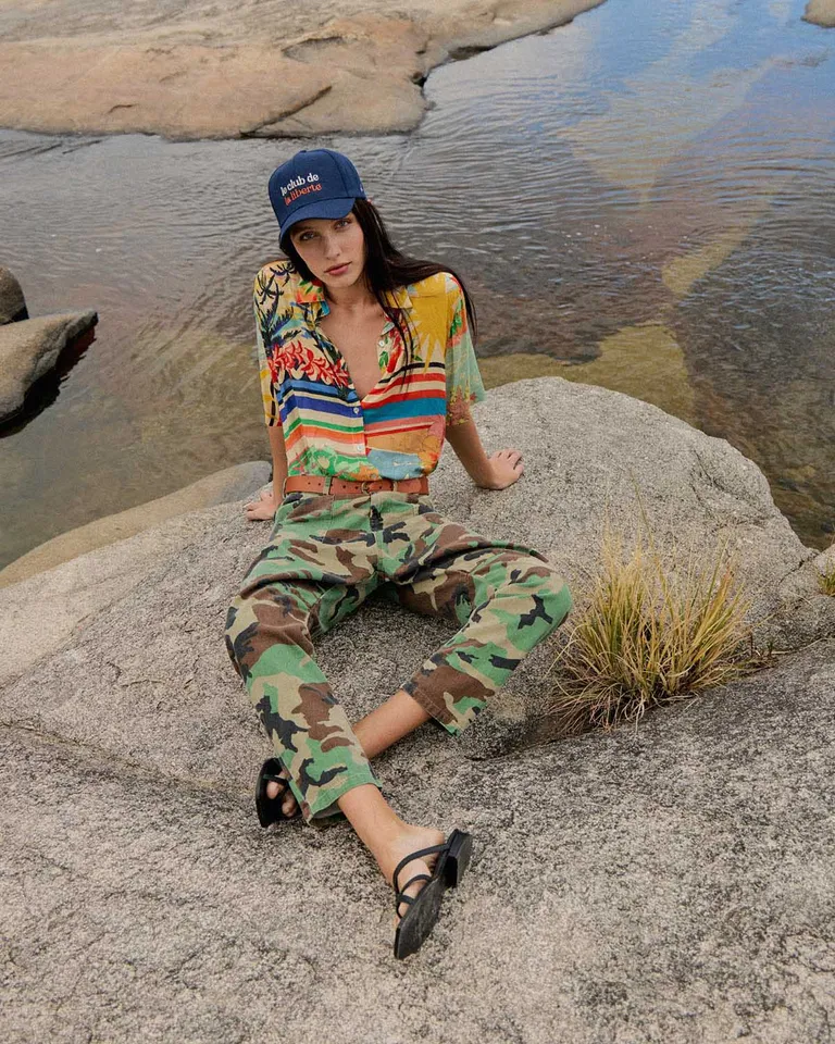 Pantalones de gabardina camuflada con detalles geométricos y pliegues en las rodillas de Wanama en Pantalones para argentina