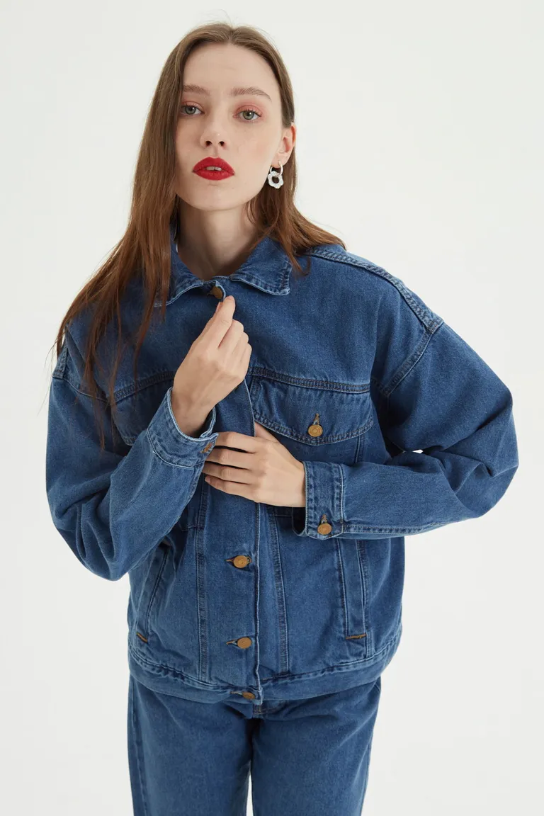 Campera de jean con corte oversize y bolsillos frontales funcionales de Las Pepas en Chaquetas para argentina