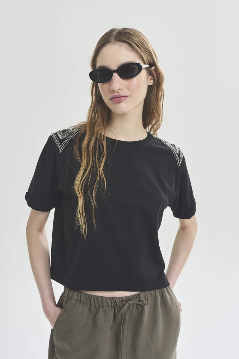 Remera de corte recto y manga corta para mujer de Akiabara en Remeras para argentina