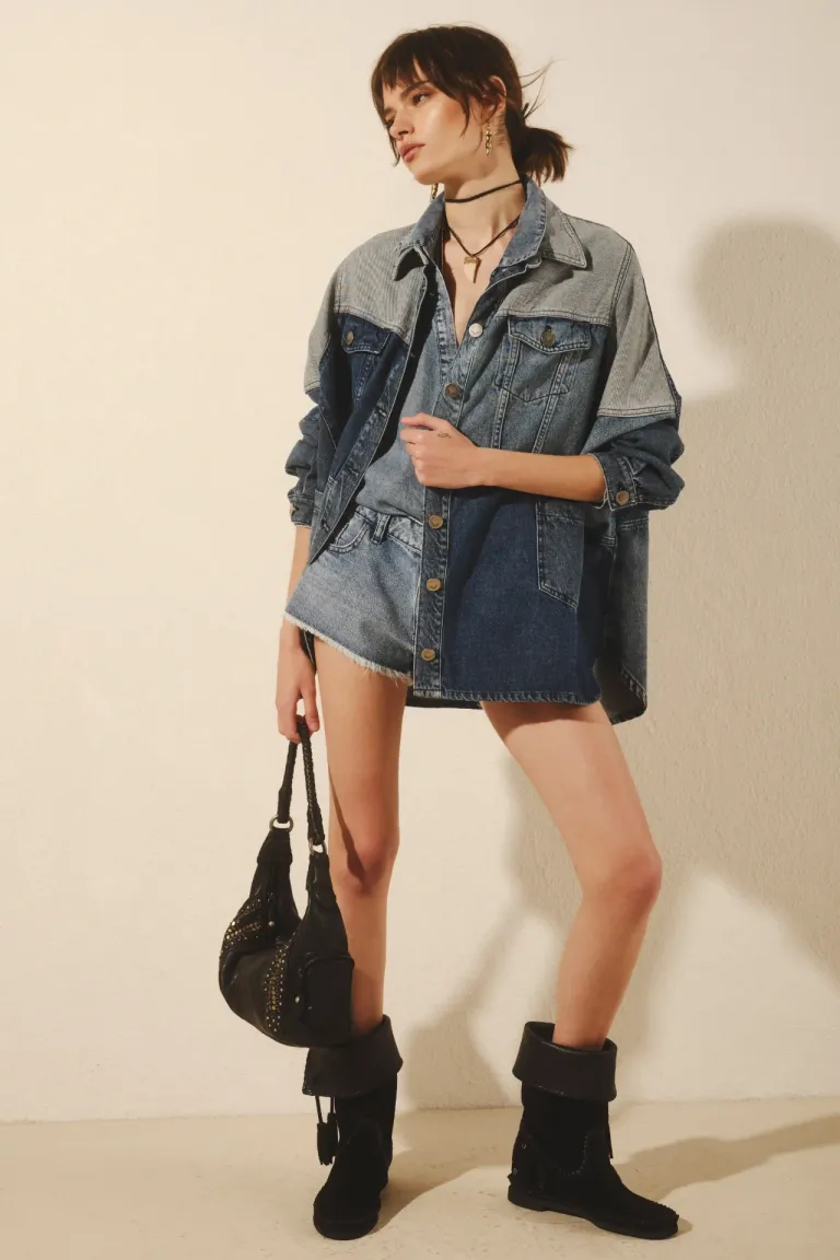 Campera oversize en denim rígido con detalles de parches en tonos azules de Rapsodia en Chaquetas para argentina