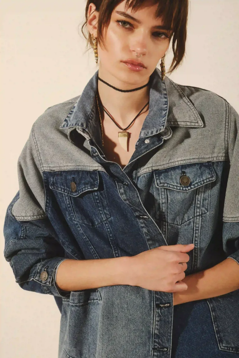 Campera oversize en denim rígido con detalles de parches en tonos azules de Rapsodia en Chaquetas para argentina