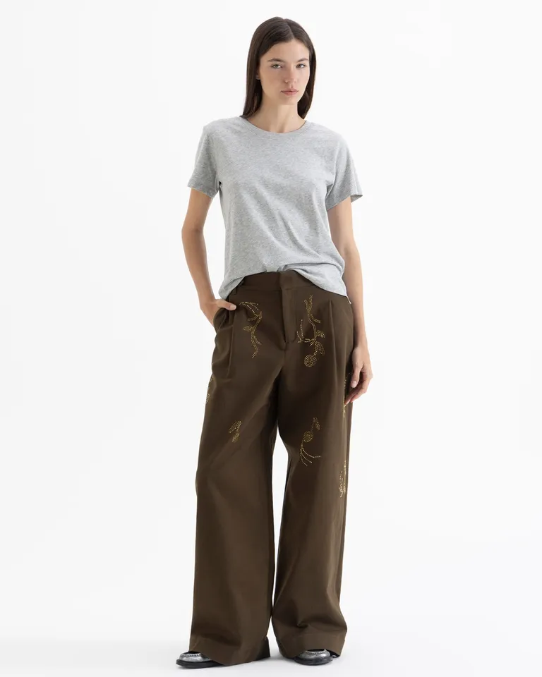 Remera de mangas cortas con cuello redondo y calce holgado con detalle posterior de Jazmin Chebar en Remeras para argentina