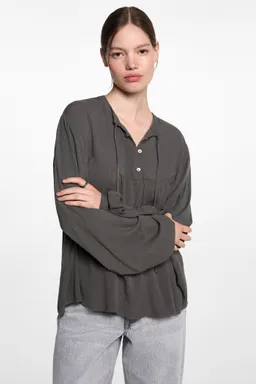 Blusa fluida con lazo de Mango Teen en Blusas para argentina
