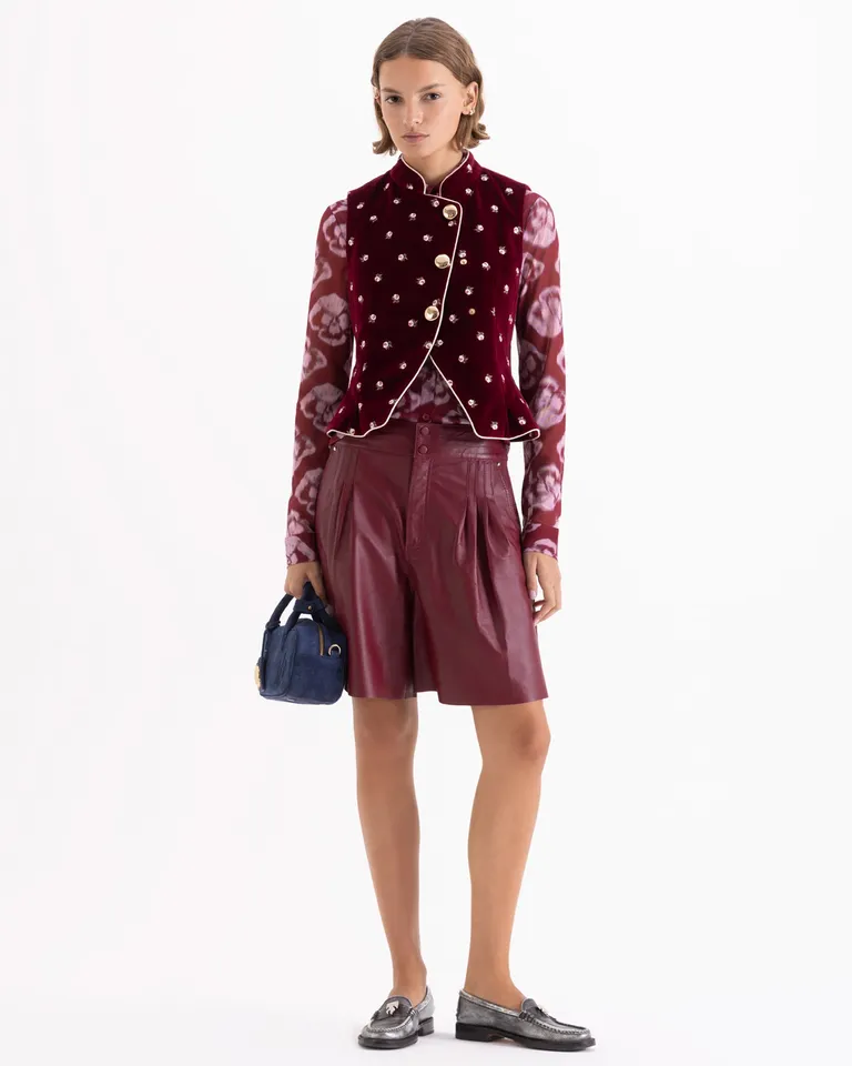 Chaleco con cuello mao cierre cruzado de broches y ajuste entallado con pinzas de Jazmin Chebar en Chalecos para argentina