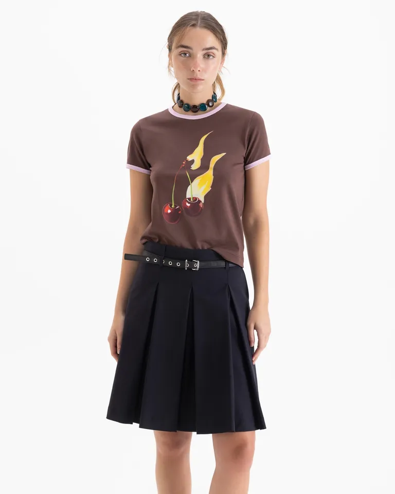 Pollera sastrera con tablas y cinto incorporado de largo por encima de la rodilla de Jazmin Chebar en Faldas para argentina