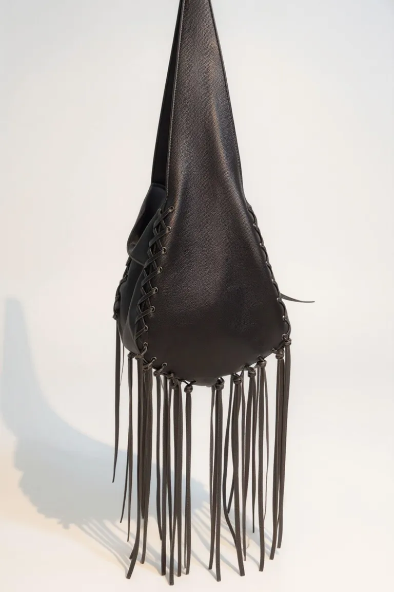 Cartera de gamuza marrón con detalles de costuras y flecos, estilo artesanal y bohemio de Maria Cher en Bolsos y Carteras para argentina