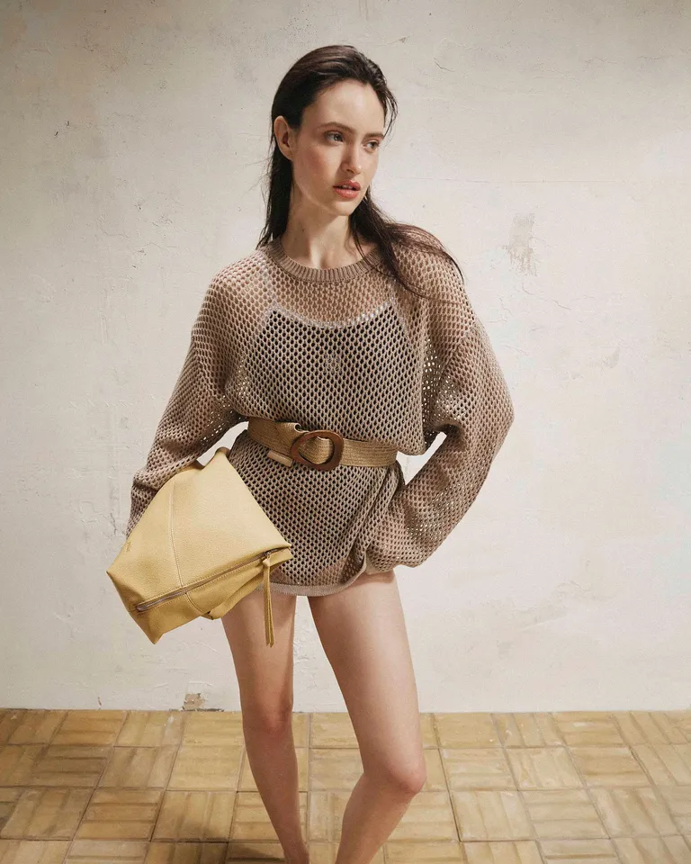 Sweater oversize de cuello redondo en tono marrón, una prenda versátil y de estilo boho de Prüne en Buzos y Sweaters para argentina