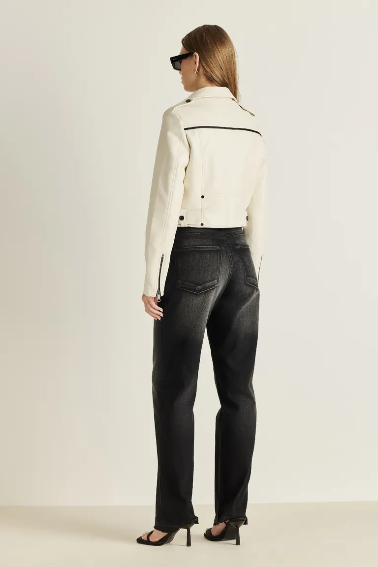 Campera de cuero ecológico con diseño moderno y detalles distintivos de Tucci en Chaquetas para argentina