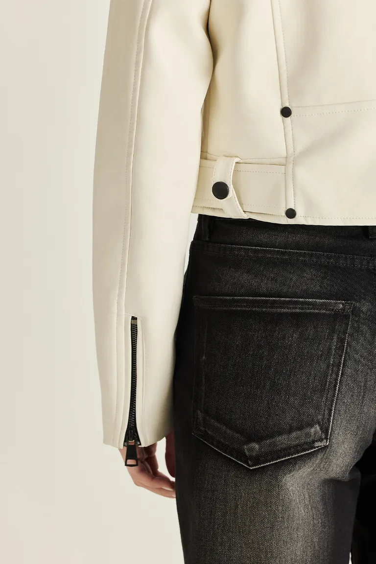 Campera de cuero ecológico con diseño moderno y detalles distintivos de Tucci en Chaquetas para argentina