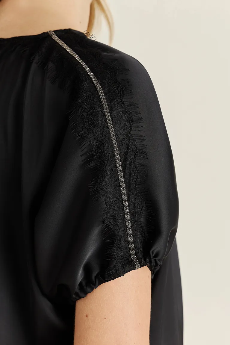 Top de satén negro con detalles en encaje y galón en los hombros de Tucci en Tops para argentina