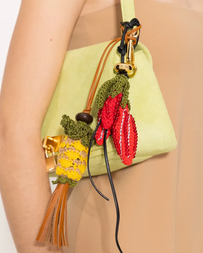 Charm tejido artesanal peperoncino con tiento de cuero para accesorios de Jazmin Chebar en Llaveros para argentina