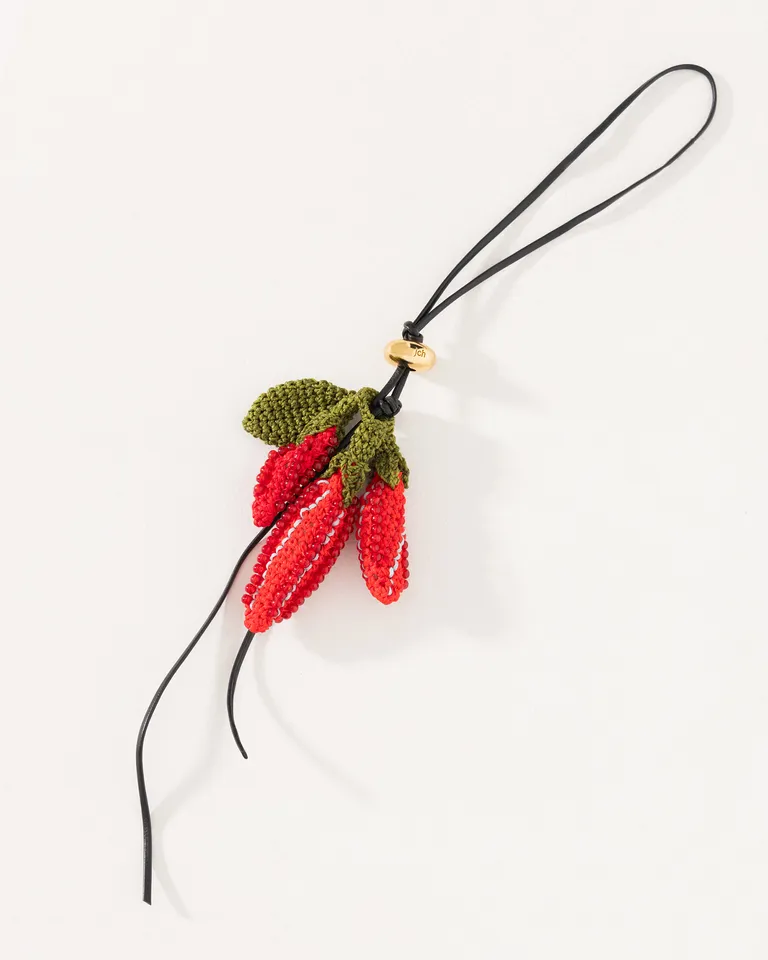 Charm tejido artesanal peperoncino con tiento de cuero para accesorios de Jazmin Chebar en Llaveros para argentina