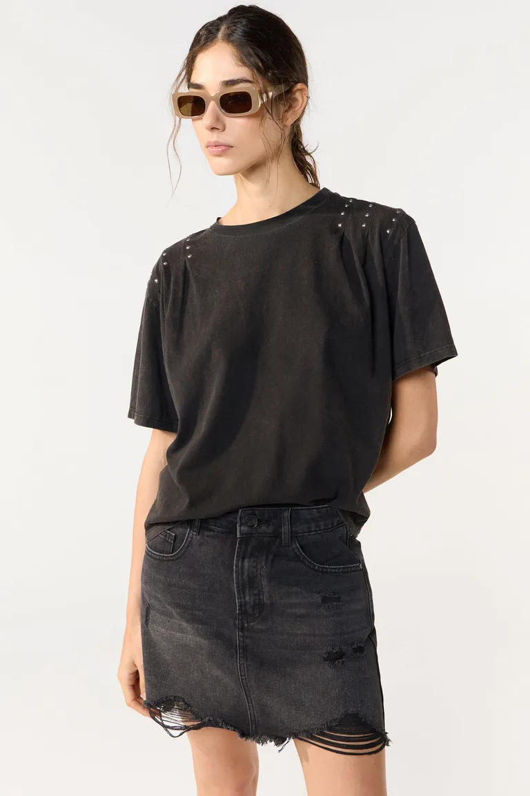 Remera negra oversize con detalles en los hombros de Cuesta Blanca en Remeras para argentina