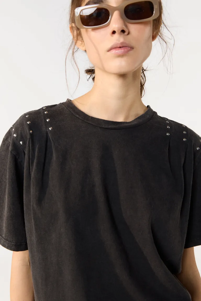 Remera negra oversize con detalles en los hombros de Cuesta Blanca en Remeras para argentina