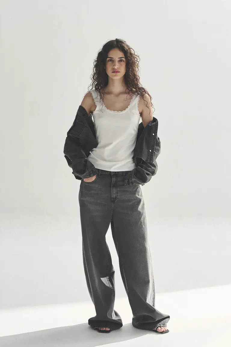 Musculosa blanca de líneas simples y elegantes para un estilo casual y femenino de Akiabara en Remeras para argentina