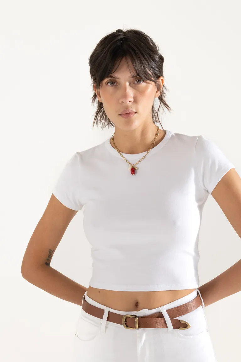 Remera blanca de corte ajustado, ideal para crear looks versátiles y elegantes de Akiabara en Remeras para argentina