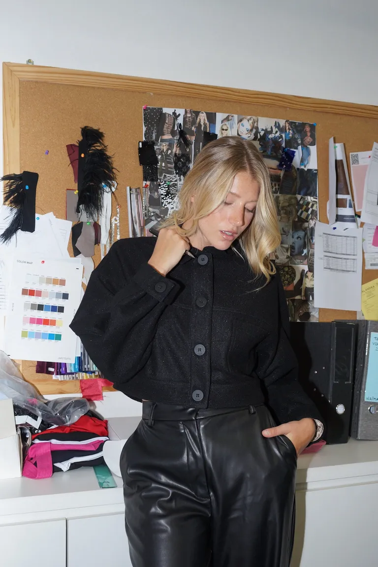 Chaqueta de diseño corto con botones frontales y mangas largas de Naíma en Chaquetas para argentina