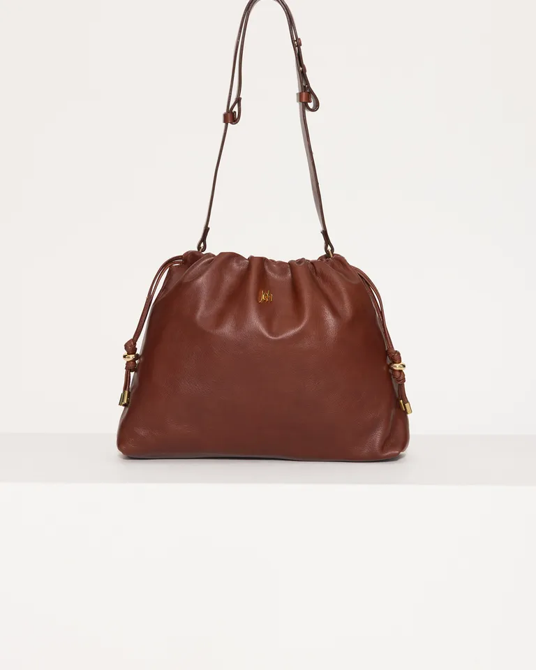 Cartera de cuero marrón con correa ajustable y detalles elegantes de Jazmin Chebar en Bolsos y Carteras para argentina