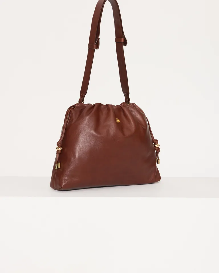 Cartera de cuero marrón con correa ajustable y detalles elegantes de Jazmin Chebar en Bolsos y Carteras para argentina