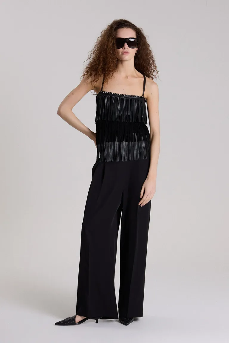Top de cuero negro con flecos, diseño elegante y versátil para mujeres de Maria Cher en Tops para argentina