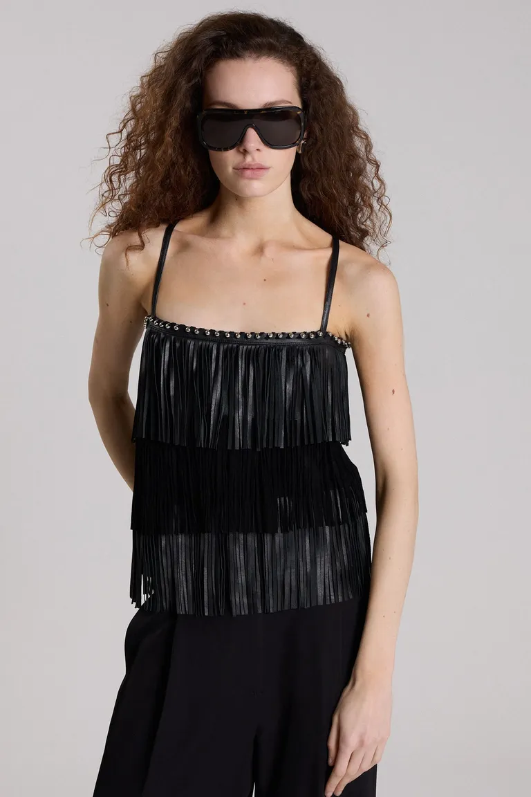 Top de cuero negro con flecos, diseño elegante y versátil para mujeres de Maria Cher en Tops para argentina