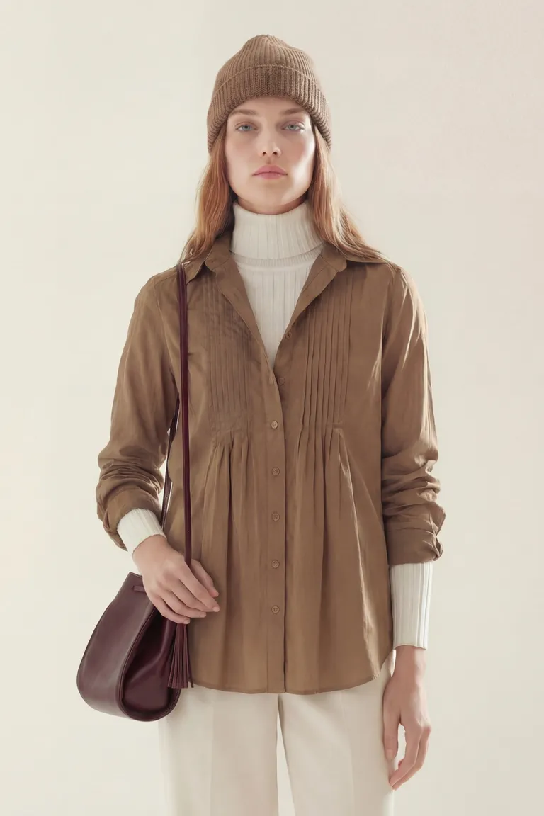 Camisa de mujer con mangas largas y detalle de tablas frontales de Akiabara en Camisas para argentina