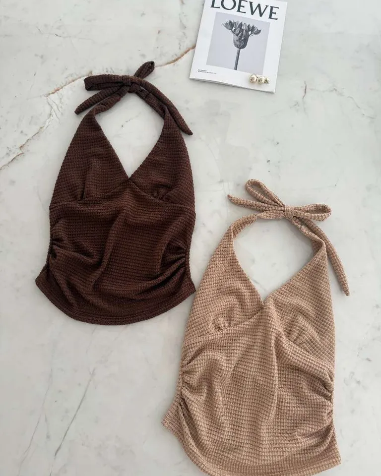 Musculosa de tejido crochet con drapeados laterales y escote alter para atar de Hesed en Tops para argentina