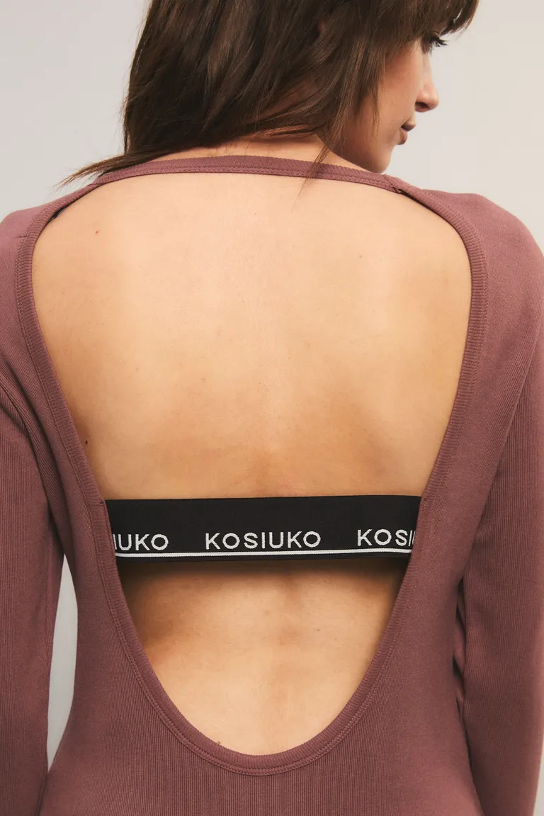 Remera de mujer manga larga con espalda descubierta y elástico con marca de Kosiuko en Remeras para argentina