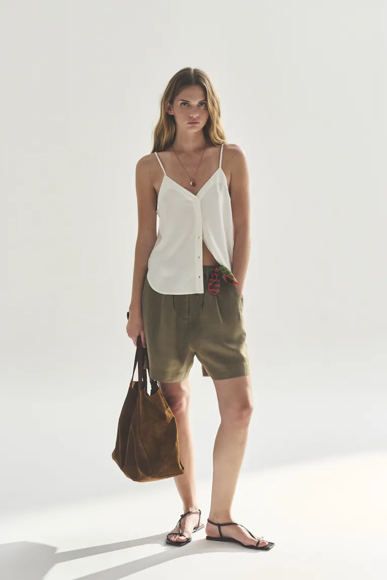 Blusa blanca de cuello en V - Prenda versátil y elegante para el guardarropa femenino de Akiabara en Blusas para argentina