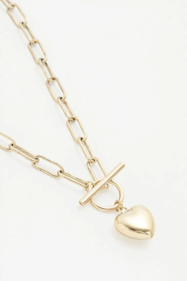 Collar de cadena dorada con dije de corazón - Accesorio de moda femenino de Rapsodia en Bijouterie para argentina