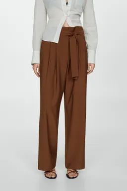 Pantalón recto con cinturón de Mango en Pantalones para argentina