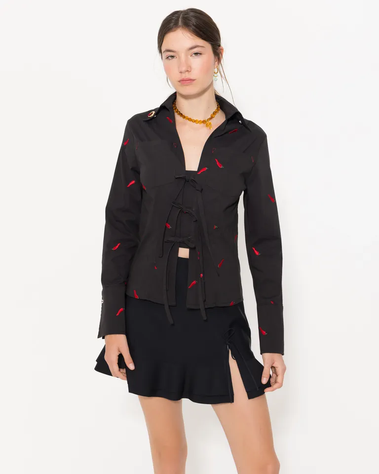 Camisa roja con bordado de chiles y diseño cruzado con lazos de Jazmin Chebar en Camisas para argentina