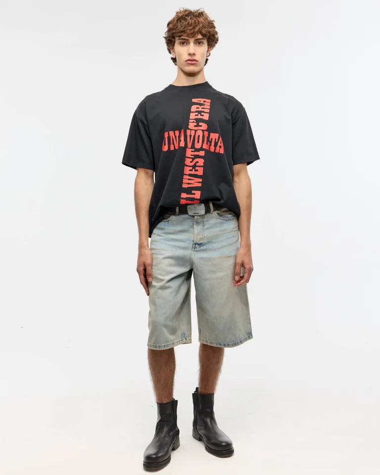 Shorts holgados de corte largo con detalles de bigotes y lavado diferenciado de Ay Not Dead en Shorts para argentina