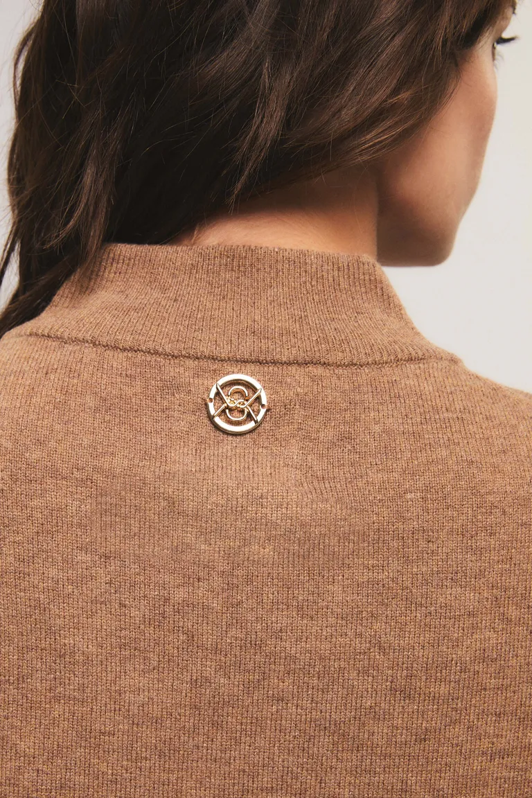 Sweater tejido de cuello redondo con aberturas laterales y mangas largas de calce recto de Kosiuko en Buzos y Sweaters para argentina