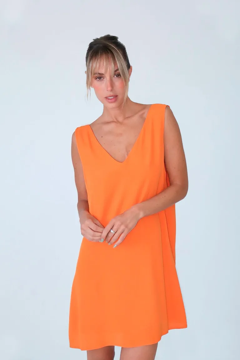 Vestido naranja con escote en V y largo modular sobre las rodillas de Naíma en Vestidos para argentina