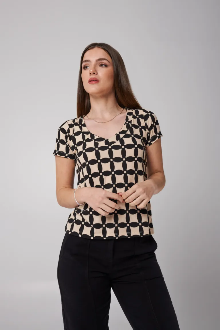 Remera femenina de diseño geométrico en tonos contrastantes de Apricot en Remeras para argentina