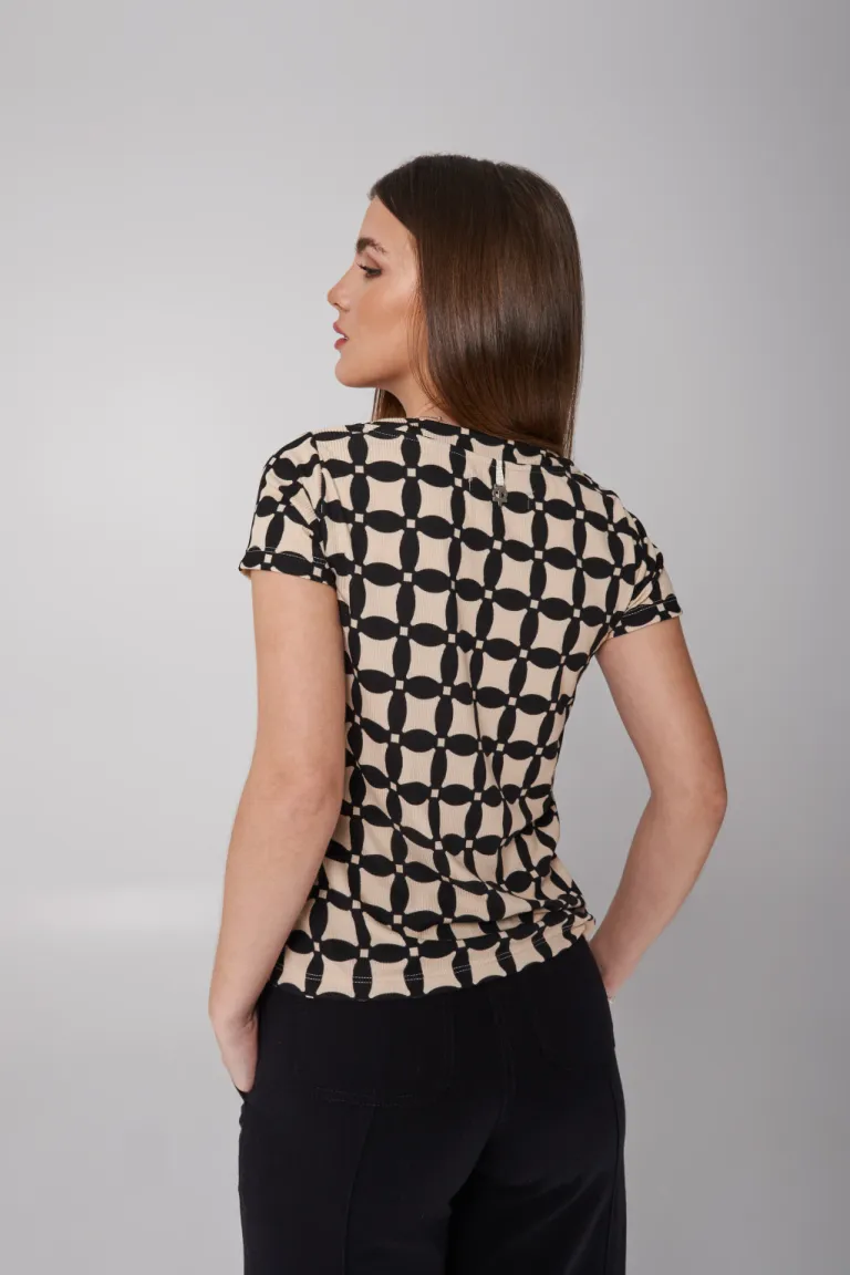 Remera femenina de diseño geométrico en tonos contrastantes de Apricot en Remeras para argentina