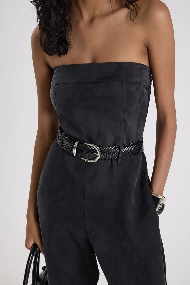 Mono strapless de pierna ancha con ajuste en cintura y cierre invisible posterior de Maria Cher en Monos para argentina