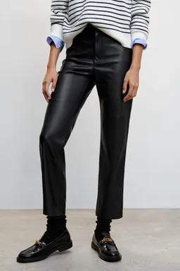 Pantalón recto imitación cuero de Mango en Pantalones para argentina
