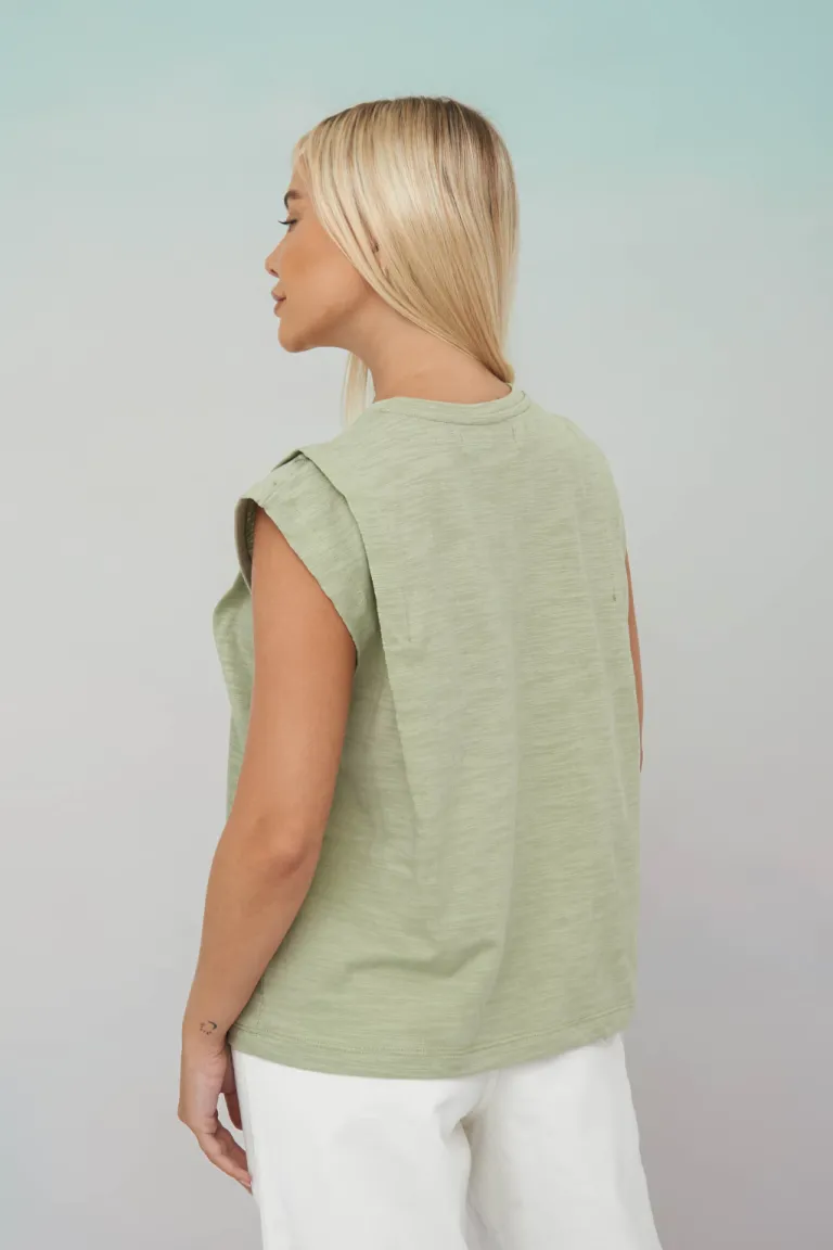 Musculosa verde claro de corte recto y diseño minimalista de Apricot en Remeras para argentina